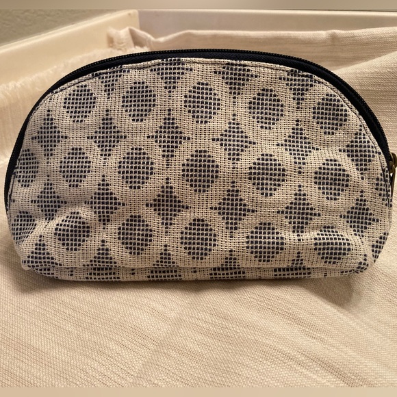 thirty-one Handbags - NWOT: Thirty-One make up bag or travel bag